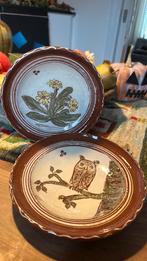 2 vintage studio pottery terracotta keramiek wandbordjes, Huis en Inrichting, Ophalen of Verzenden