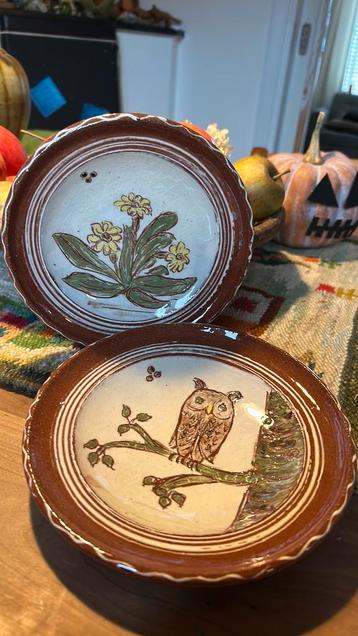 2 vintage studio pottery terracotta keramiek wandbordjes beschikbaar voor biedingen