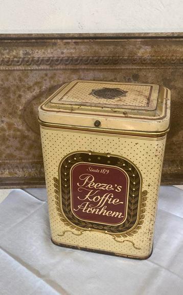 Groot oud Peeze koffieblik beschikbaar voor biedingen