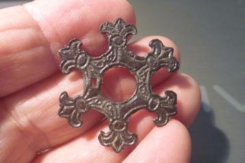 Bodemvondst. Gespbroche. zes fleur de lis. 14-15e eeuw beschikbaar voor biedingen