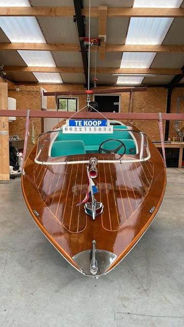 Speedboot van mahoniehout  beschikbaar voor biedingen