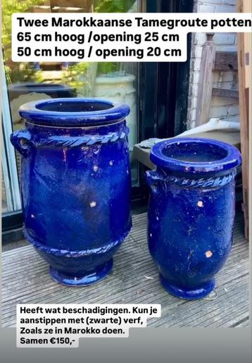Twee grote potten terracotta blauw beschikbaar voor biedingen