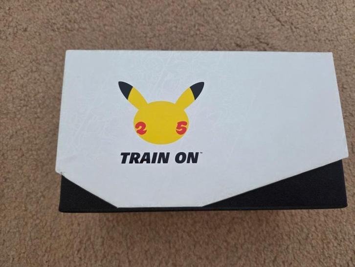 Lege Celebrations Elite trainer box., Hobby en Vrije tijd, Verzamelkaartspellen | Pokémon, Gebruikt, Boosterbox, Ophalen of Verzenden