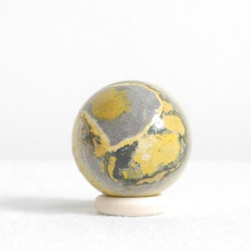 Bumble bee jaspis bol 4cm, Verzamelen, Mineralen en Fossielen, Mineraal, Ophalen of Verzenden