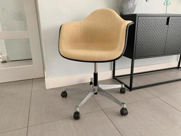 Vitra Eames bureaustoel pacc gestoffeerd beschikbaar voor biedingen