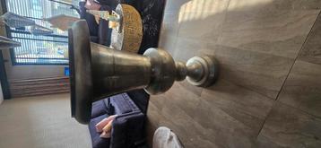 Grote metalen kelk beschikbaar voor biedingen