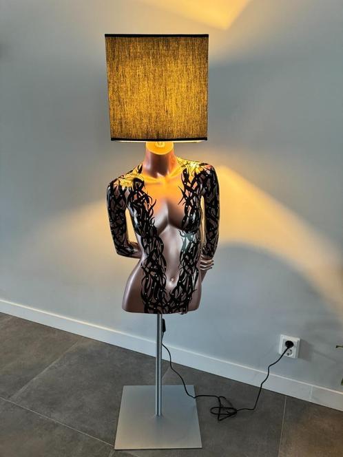 Mannequin Paspop staande lamp rosé goud zwart uniek stuk, Huis en Inrichting, Lampen | Vloerlampen, Zo goed als nieuw, 150 tot 200 cm
