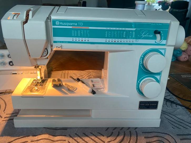 Husqvarna 113 naaimachine met accessoires en boekje, Hobby en Vrije tijd, Naaimachines en Toebehoren, Zo goed als nieuw, Naaimachine