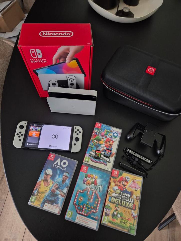 Nintendo Switch OLED Wit + 6 Games + Accessoires, Spelcomputers en Games, Games | Nintendo Switch, Zo goed als nieuw, Platform