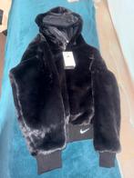 Zwarte Nike faux fur jas nieuw, Kleding | Dames, Jassen | Winter, Maat 38/40 (M), Zwart, Nike, Nieuw