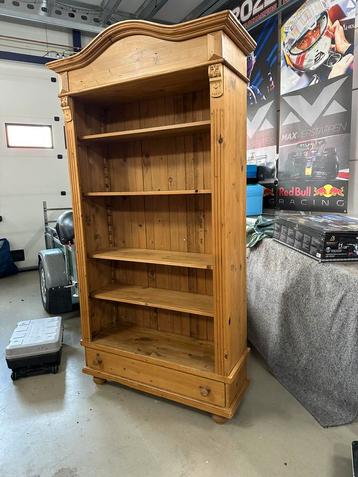 Brocante Grenen boekenkast met lade beschikbaar voor biedingen