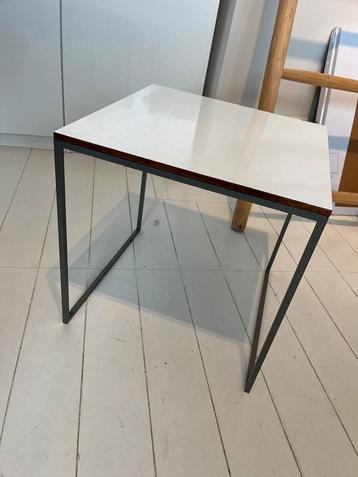 Leuk bijzettafeltje vintage - lijkt op Formica beschikbaar voor biedingen