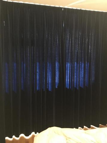Blauwe veloursgordijnen