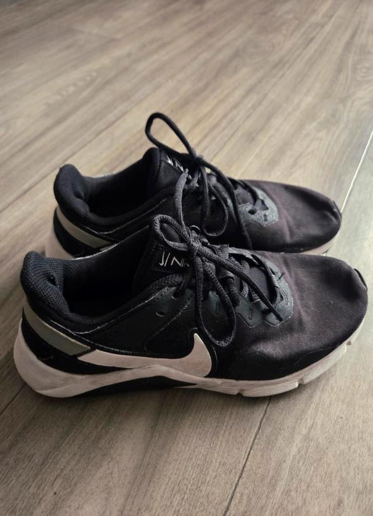 Zwart met witte sneakers van Nike in maat 40, Kleding | Heren, Schoenen, Gedragen, Sneakers of Gympen, Zwart, Ophalen of Verzenden