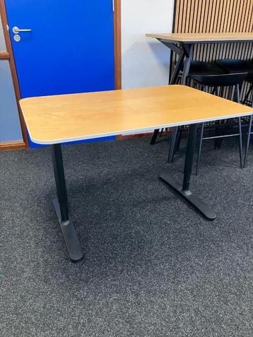 Tafel  beschikbaar voor biedingen