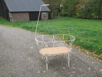 Vintage wieg met hemeltje beschikbaar voor biedingen
