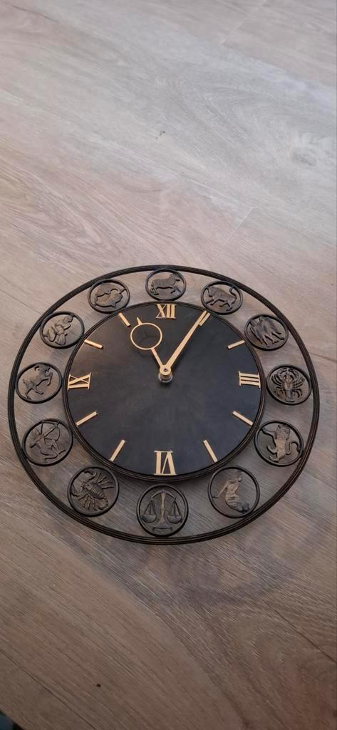 Mooie vintage  Wandklok met Sterrenbeelden, Huis en Inrichting, Woonaccessoires | Klokken, Zo goed als nieuw, Wandklok, Analoog