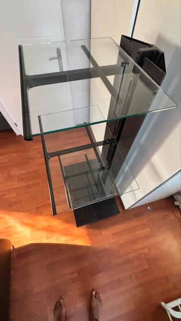 Glazen plateau beschikbaar voor biedingen