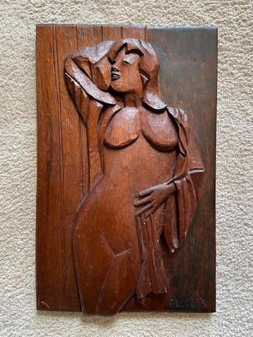 Mooi houtsnijwerk op hout. beschikbaar voor biedingen