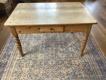Oud grenen salontafel beschikbaar voor biedingen