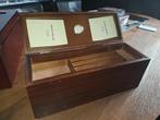 Kleine fraaie humidor met klokje aansteker en knipper, Ophalen of Verzenden, Gebruikt, Tabaksdoos of Verpakking