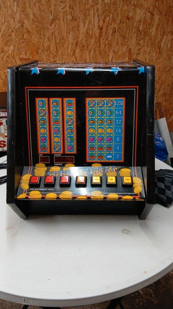 Klein bar gokkastje mini gokkast, Verzamelen, Automaten | Gokkasten en Fruitautomaten, Gebruikt, Euro, Met sleutels, Ophalen of Verzenden