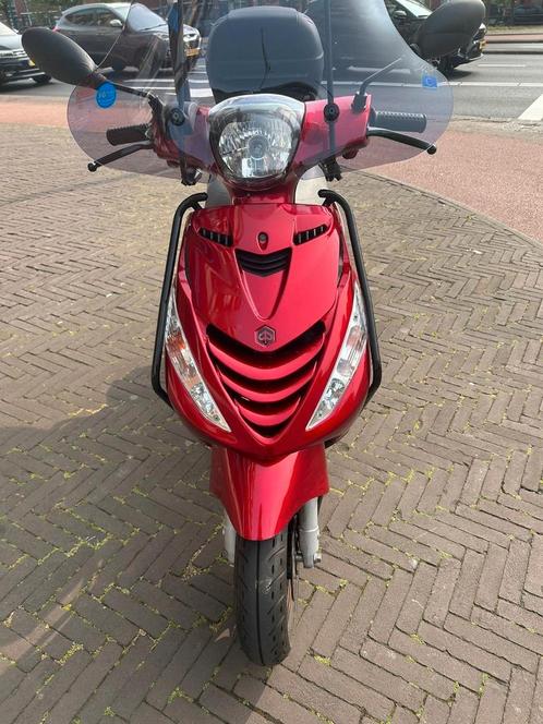 Piaggo Zipp 25 km iets candy red, Fietsen en Brommers, Scooters | Piaggio, Zo goed als nieuw, Zip, Benzine, Ophalen