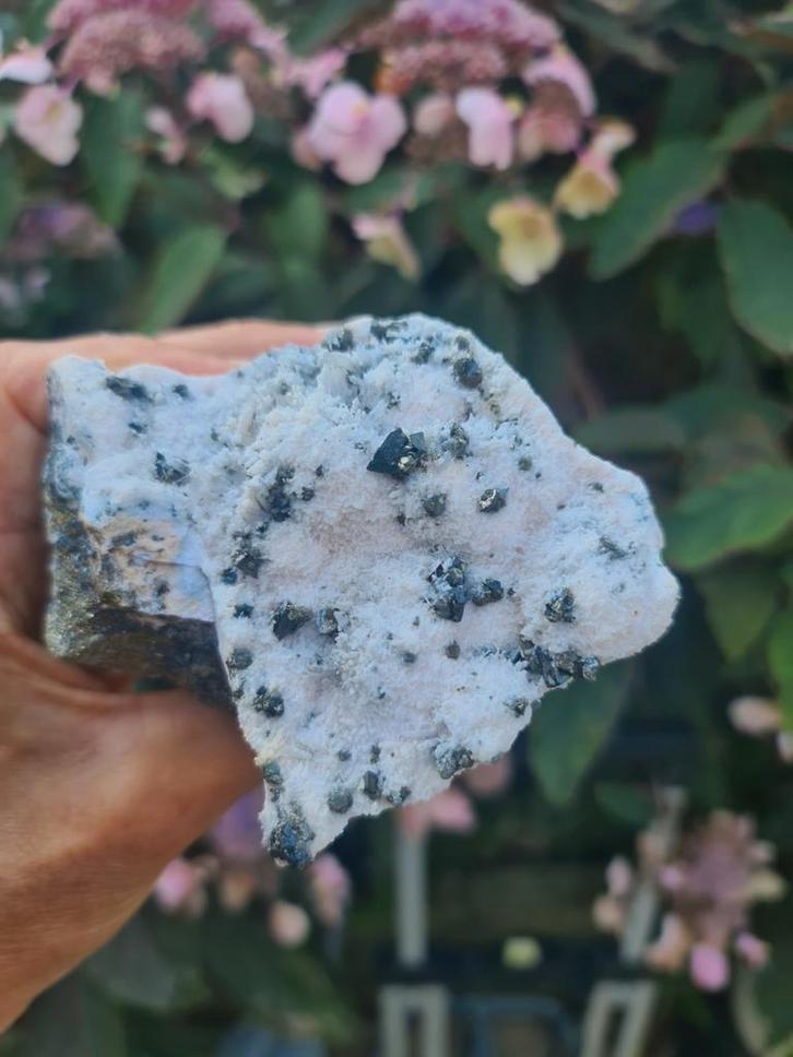 Tetrahediet op rodochrosite., Verzamelen, Mineralen en Fossielen, Mineraal, Ophalen of Verzenden