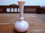 Een vintage opaline vaasje in roze, 19 cm., Antiek en Kunst, Antiek | Glas en Kristal, Ophalen of Verzenden