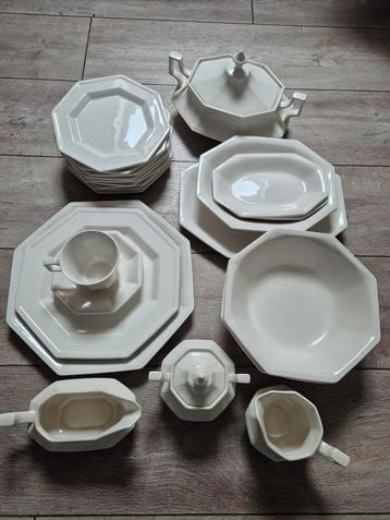 Johnson brothers servies beschikbaar voor biedingen