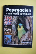 Thomas Arndt, PAPEGAAIEN hun leven in vrijheid, Boeken, Ophalen of Verzenden, Zo goed als nieuw, Vogels
