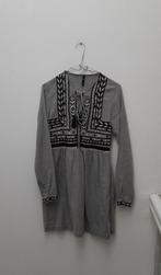 Grijze jurk met borduursel (Zara, XS), Kleding | Dames, Zara, Ophalen of Verzenden, Zo goed als nieuw, Maat 34 (XS) of kleiner