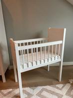 Nette wieg, met matras en beddengoed., Kinderen en Baby's, Babywiegjes en Ledikanten, Ophalen, Zo goed als nieuw, Wieg