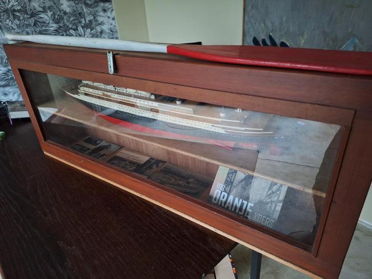 MS Oranje Modelschip in Vitrine, Verzamelen, Scheepvaart, Zo goed als nieuw, Ophalen