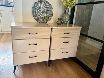 Recent vernieuwde nachtkastjes / ladekastjes beschikbaar voor biedingen