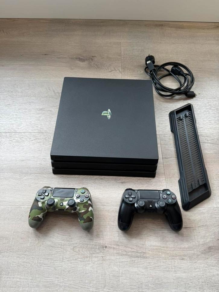 Sony Playstation 4 - PS4 1TB, Spelcomputers en Games, Spelcomputers | Sony PlayStation 4, Zo goed als nieuw, Pro, Met 2 controllers