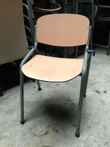 Partij van 170 stapelbare vintage Eromes schoolstoelen beschikbaar voor biedingen