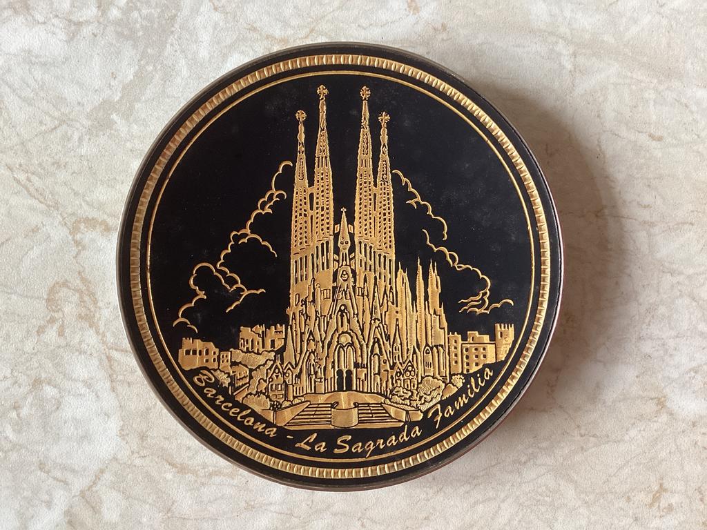 Gaudi la Sagrada Familia // verguld relief // diam. 10 cm, Verzamelen, Ophalen of Verzenden