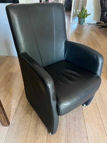 4 Zwarte Lederen Eetkamerstoelen met Wieltjes beschikbaar voor biedingen