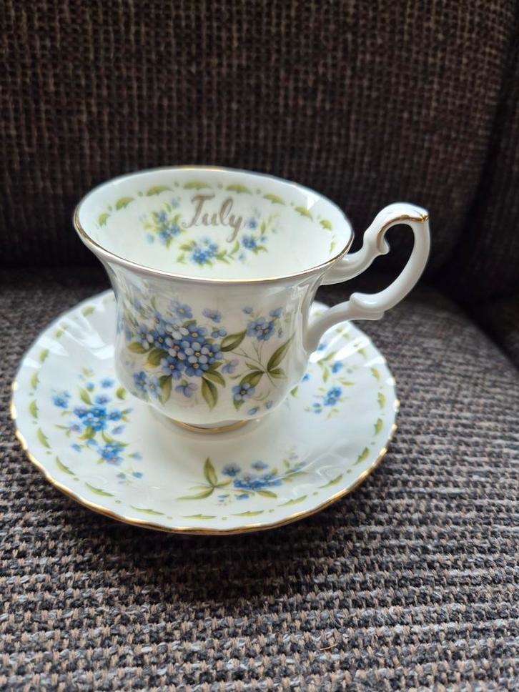 Royal Albert July Vergeet-mij-niet Kop en Schotel, Antiek en Kunst, Antiek | Servies los, Ophalen of Verzenden