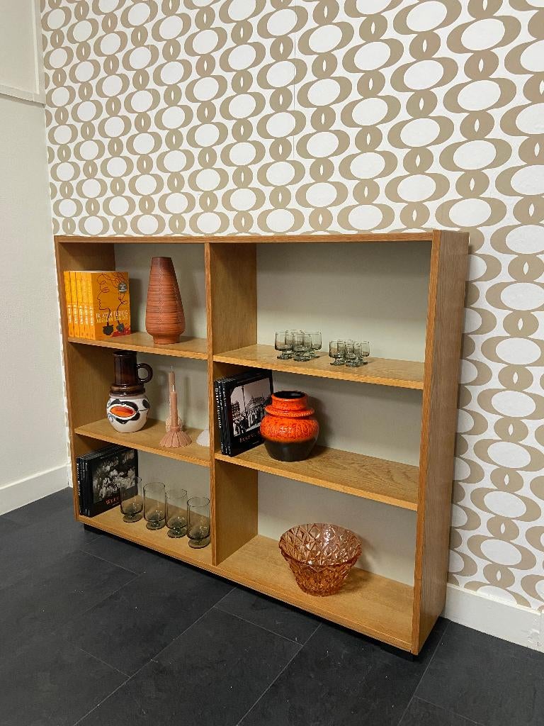 Vintage Deense boekenkast met lichtgrijze achterwand, Huis en Inrichting, Kasten | Boekenkasten, Ophalen, Met plank(en), Gebruikt