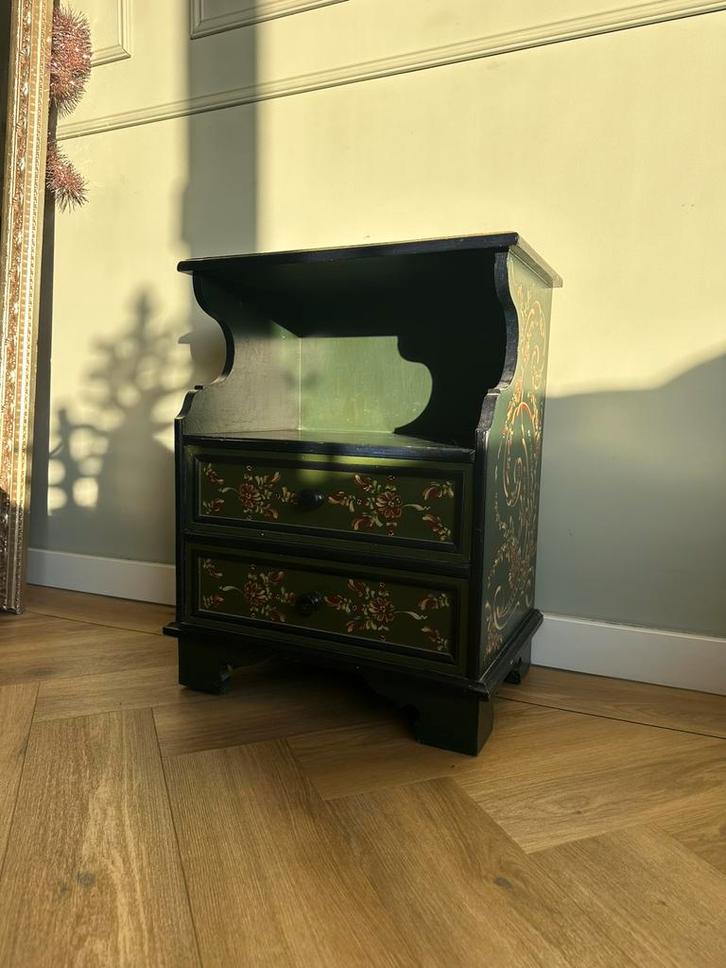 Hindeloopen nachtkastje/tafeltje met twee lades, Huis en Inrichting, Slaapkamer | Nachtkastjes, Gebruikt, 55 tot 70 cm, Minder dan 45 cm