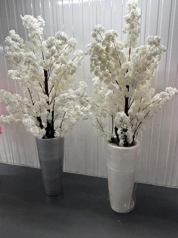 Mooi vazen met bloesemboom beschikbaar voor biedingen