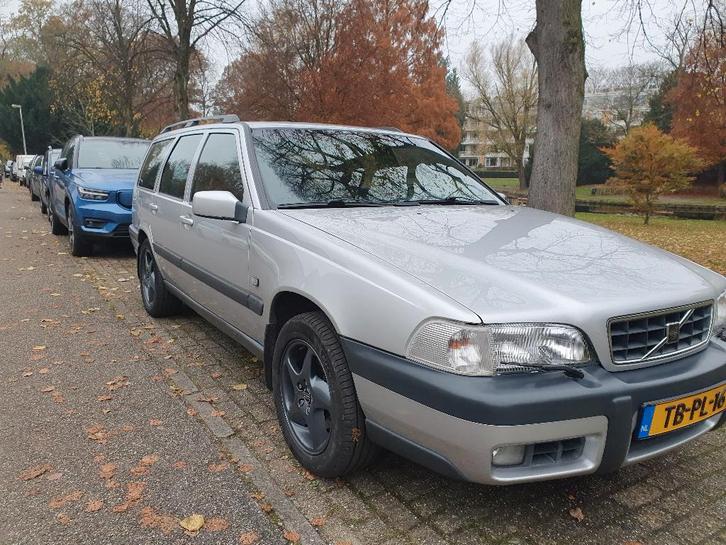Volvo V70 2.5 XC 4WD AUT 1998 Grijs, Auto's, Volvo, Particulier, XC70, Airbags, Airconditioning, Boordcomputer, Centrale vergrendeling