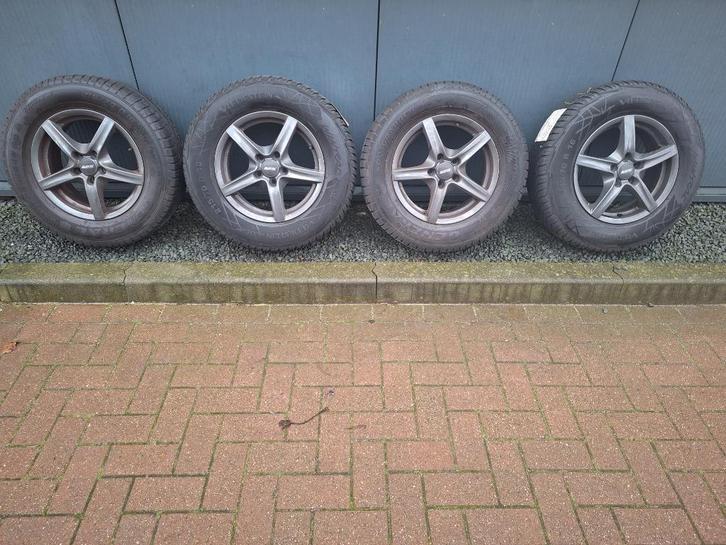 Winterbanden 215/70 R16, Auto-onderdelen, Banden en Velgen, Banden en Velgen, Winterbanden, 16 inch, 215 mm, Personenwagen, Gebruikt