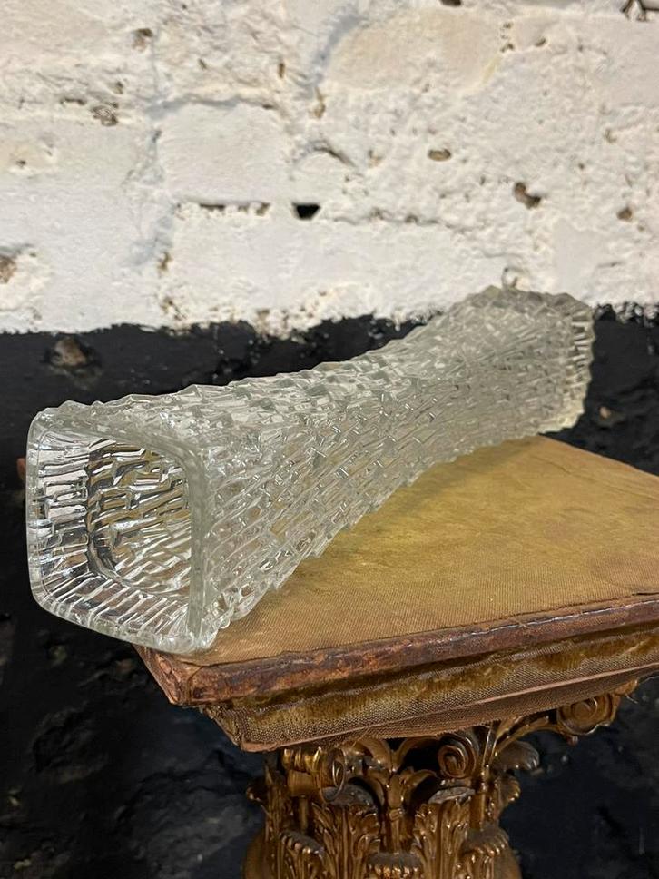 Vintage Oberglas Austria hige smalle vaas ijsstructuur, Huis en Inrichting, Woonaccessoires | Vazen, Gebruikt, Minder dan 50 cm
