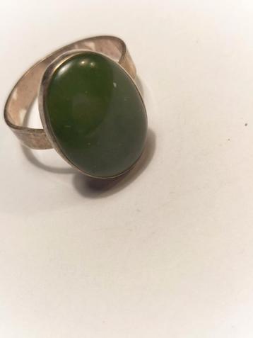 Prachtige antieke zilveren Jade ring. beschikbaar voor biedingen