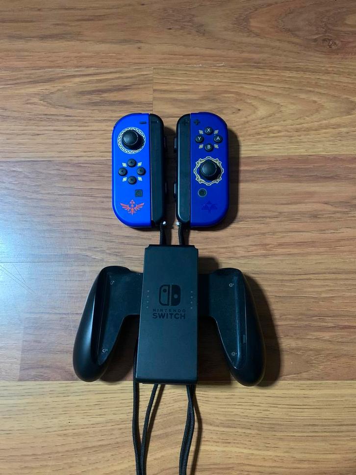 Zelda Skyward Joy Cons  + Joy Con Grip | Nintendo Switch, Spelcomputers en Games, Games | Nintendo Switch, Zo goed als nieuw, Avontuur en Actie