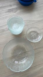 Schalen glass bowls with leaf pattern, Huis en Inrichting, Woonaccessoires | Schalen en Manden, Glas, Rond, Zo goed als nieuw