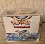 Silvertempst booster box in acryl case, Hobby en Vrije tijd, Verzamelkaartspellen | Pokémon, Ophalen of Verzenden, Nieuw, Boosterbox